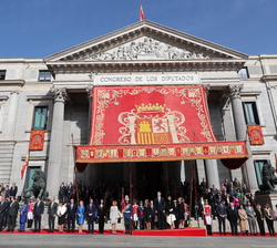 Sus Masjestades los Reyes acompañados por la Princesa de Asturias y la Infanta Doña Sofía a su salida del Congreso momentos antes del desfile militar